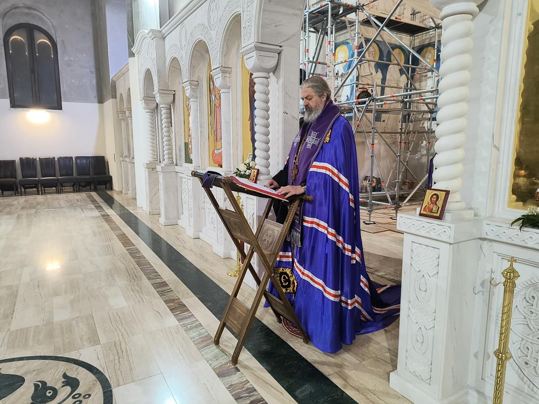 Епископ Исихије на јутрењу Великог петка у Саборном храму